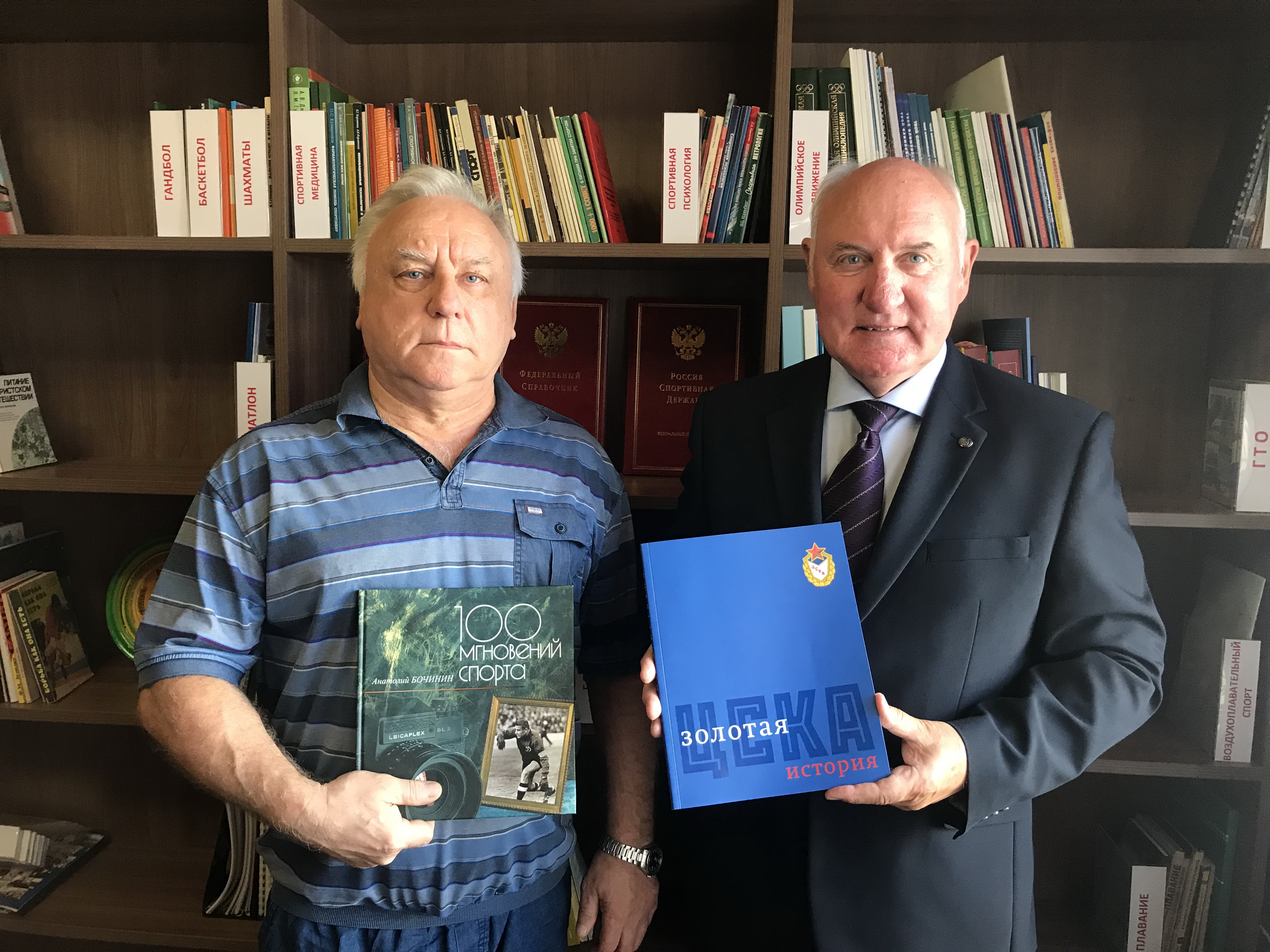 Изображение: Более 60 книг передал вице-президент Федерация спортивной гимнастики Рязанской области